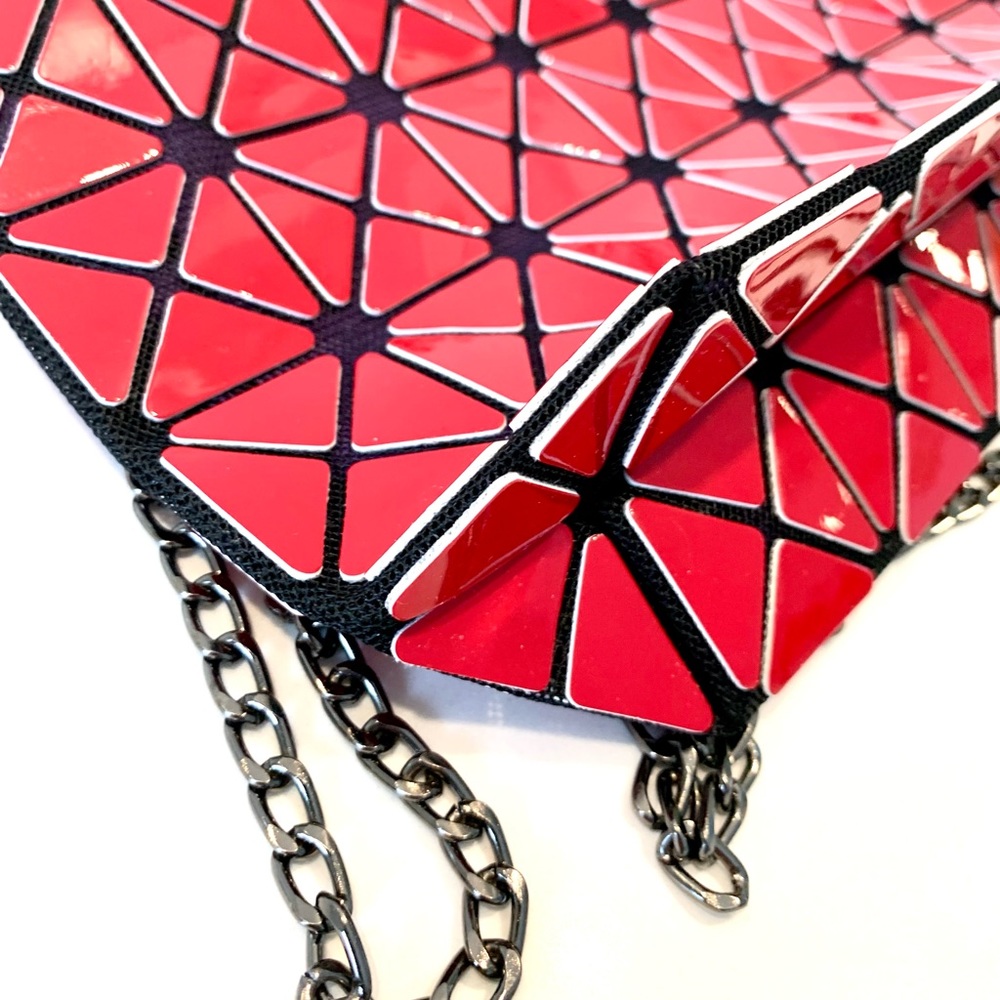Unusual style shoulder bag in red. - Picture 3 of 6